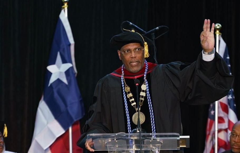 President Dr. Ervin D. Seamster, Jr. addressing the campus community